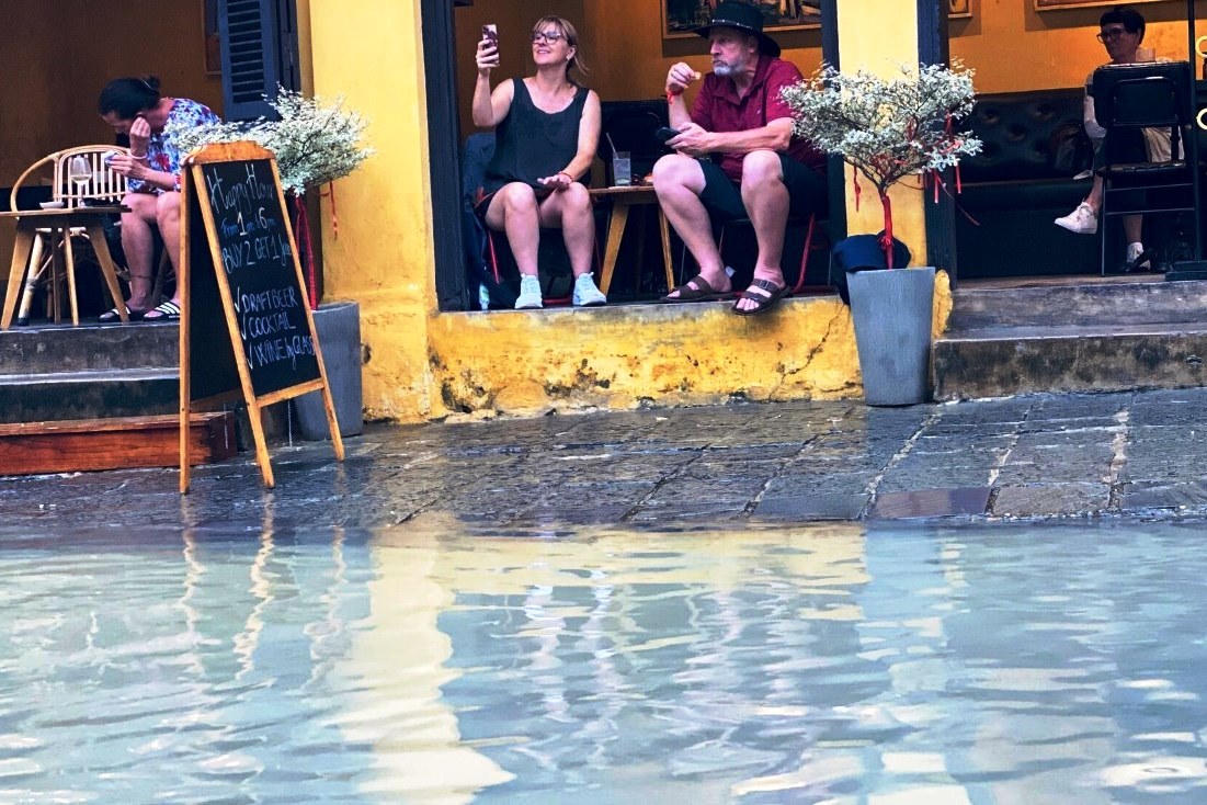 Phố cổ Hội An ngập trong nước lũ