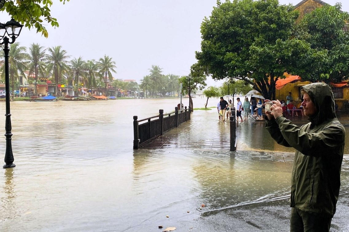 Phố cổ Hội An ngập trong nước lũ