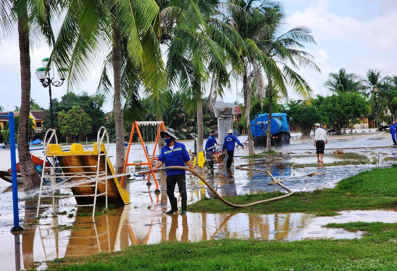 Người dân xứ Quảng tất bật dọn dẹp nhà cửa, hàng quán sau cơn lũ