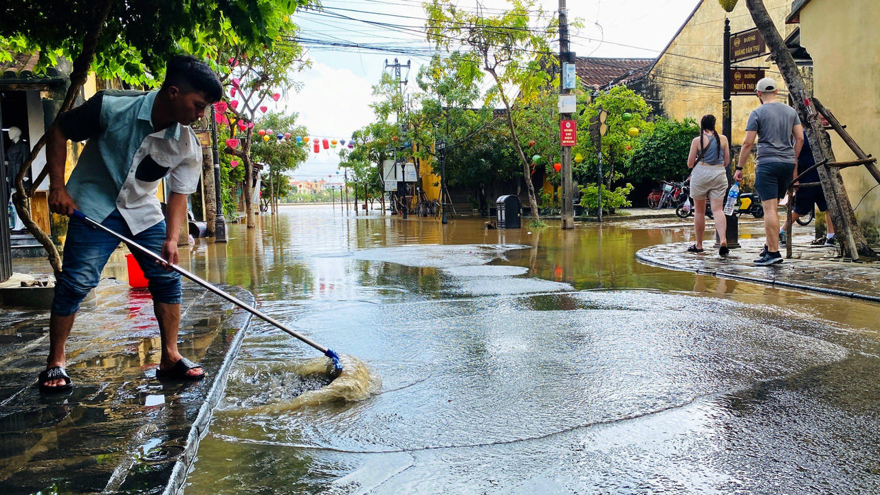 Người dân xứ Quảng tất bật dọn dẹp nhà cửa, hàng quán sau cơn lũ