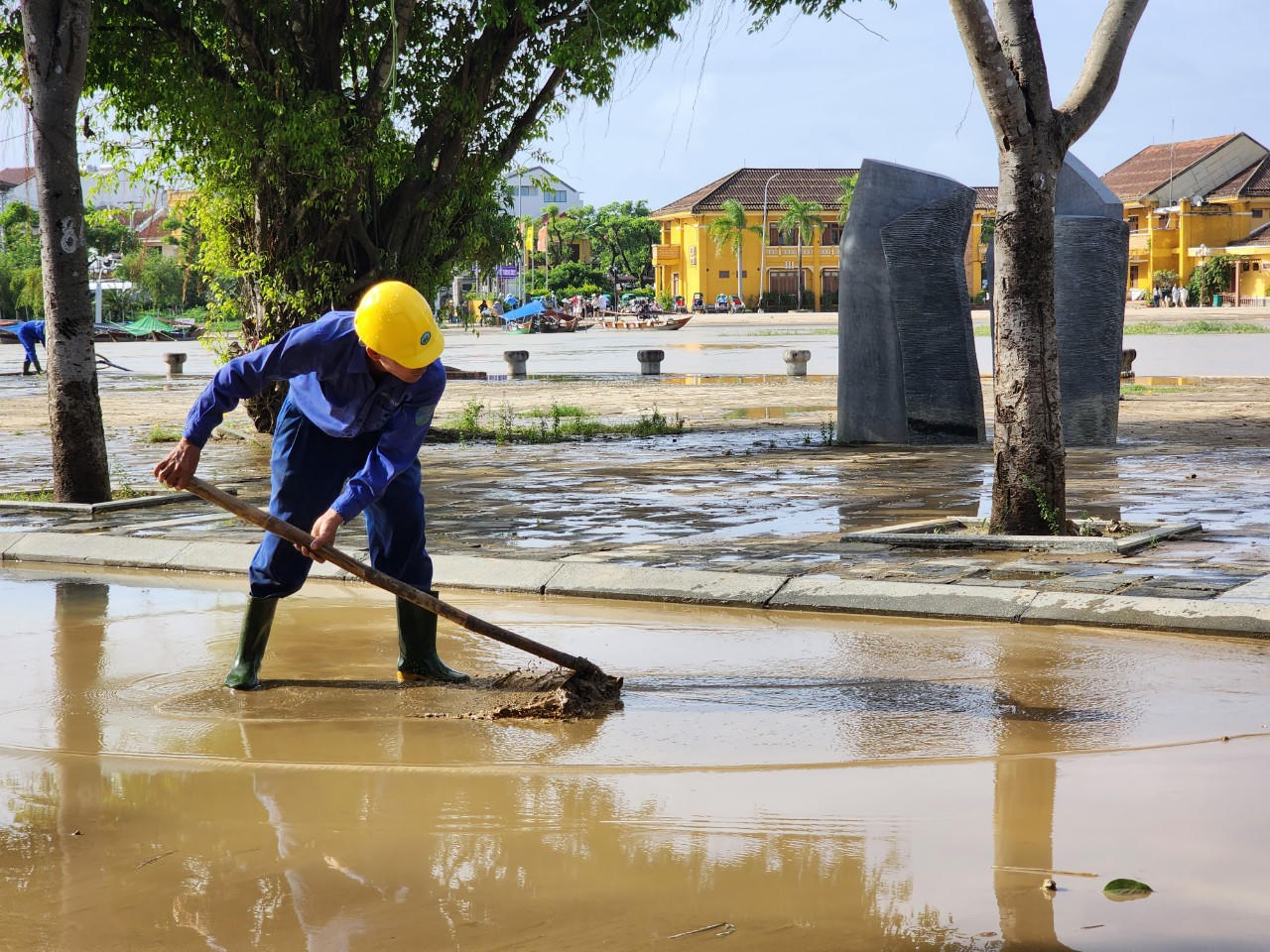 Người dân xứ Quảng tất bật dọn dẹp nhà cửa, hàng quán sau cơn lũ