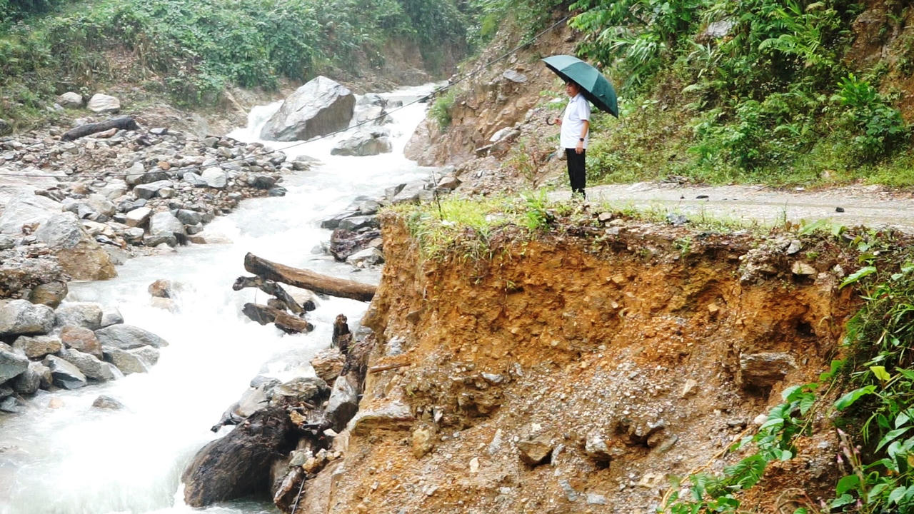 Hơn 500 hộ dân ở miền núi Quảng Nam bị cô lập vì sạt lở, nước lũ