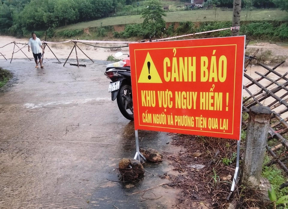 Quảng Ngãi công bố tình huống khẩn cấp về sạt lở núi, bờ sông tại 9 khu vực