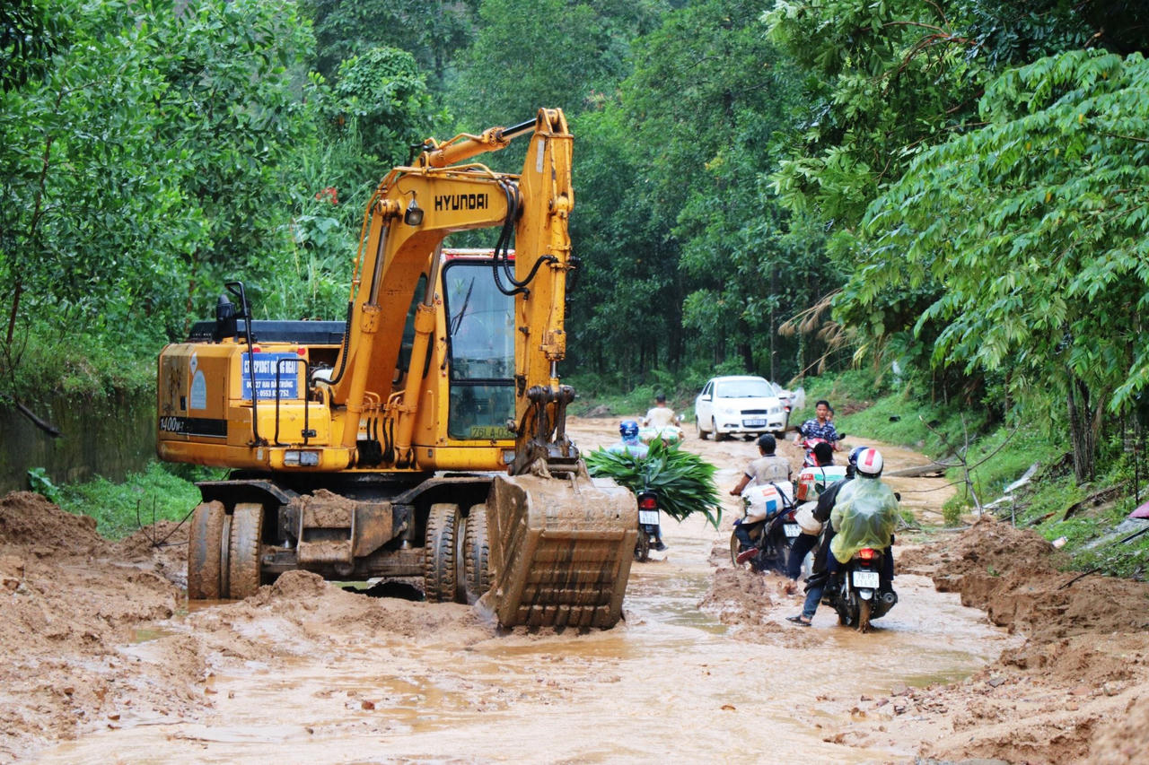 Sạt lở gây ách tắc giao thông, hàng chục hộ dân huyện miền núi ở Quảng Ngãi bị cô lập