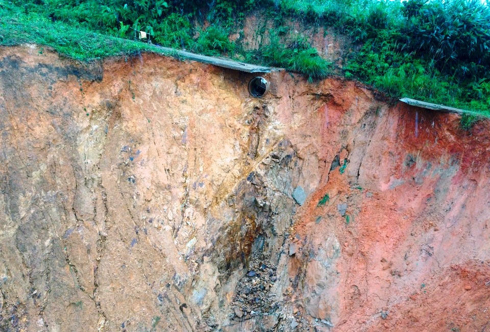 Sạt lở gây ách tắc giao thông, hàng chục hộ dân huyện miền núi ở Quảng Ngãi bị cô lập