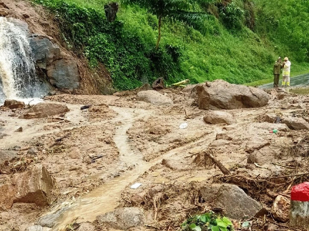 Sạt lở trên đèo Violak, chia cắt Quốc lộ 24 nối hai tỉnh Quảng Ngãi - Kon Tum