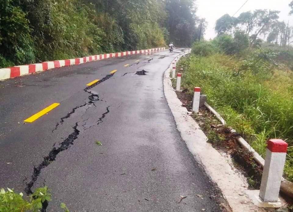 Sạt lở trên đèo Violak, chia cắt Quốc lộ 24 nối hai tỉnh Quảng Ngãi - Kon Tum