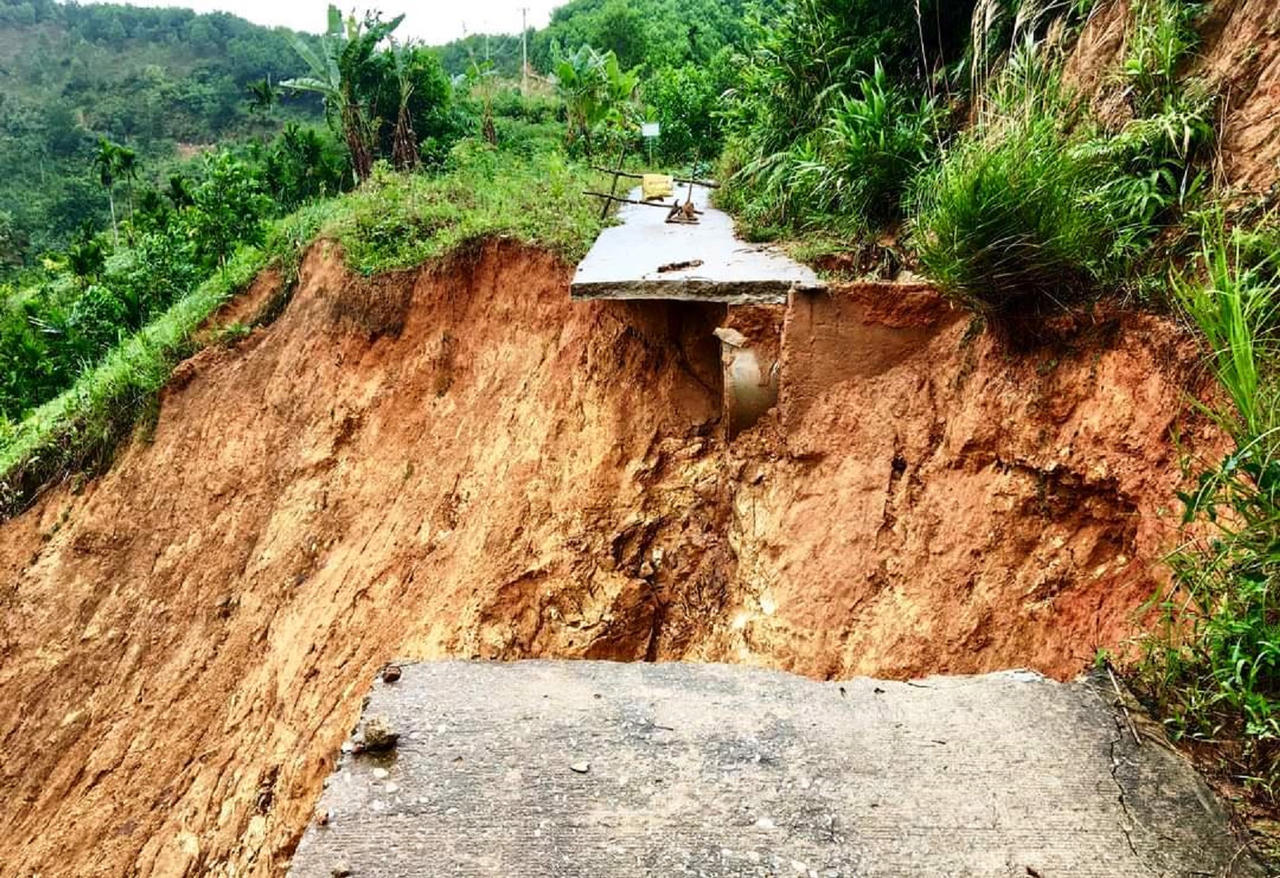 Nhiều tuyến đường ở miền núi Quảng Ngãi vẫn chia cắt do sạt lở