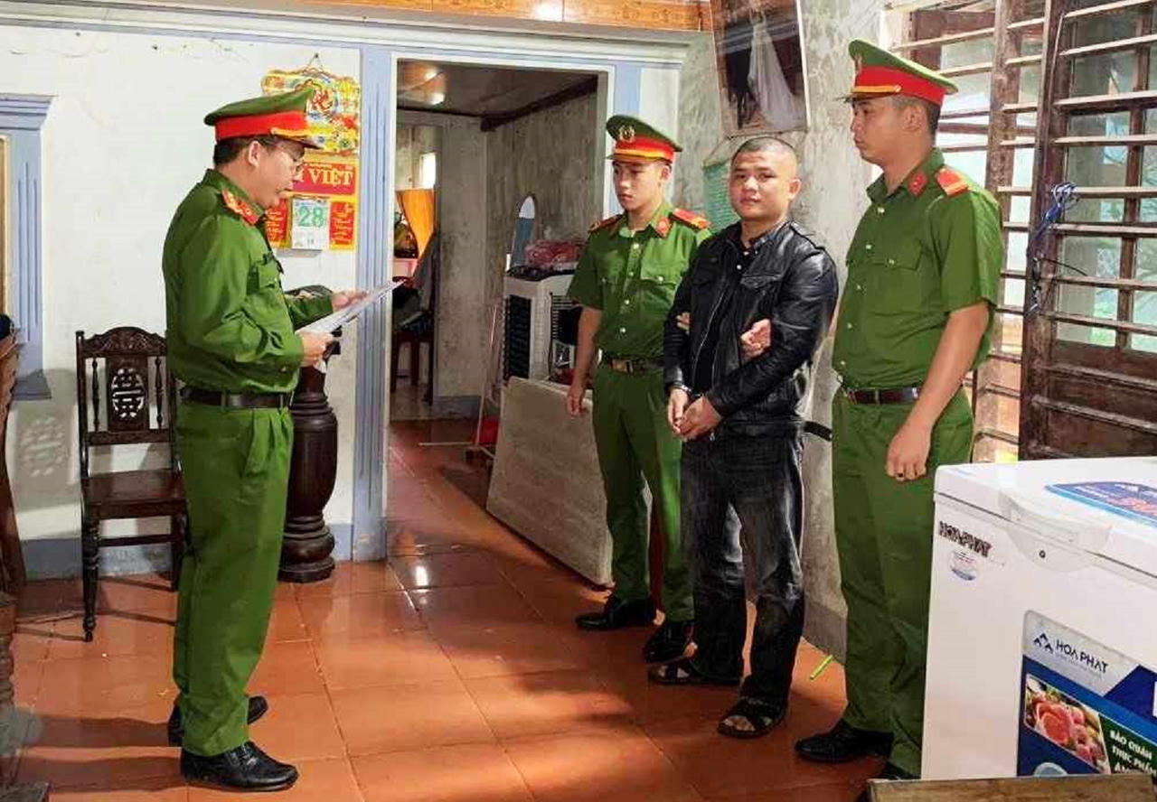 Hai cha con bị khởi tố sau cuộc 'hỗn chiến'