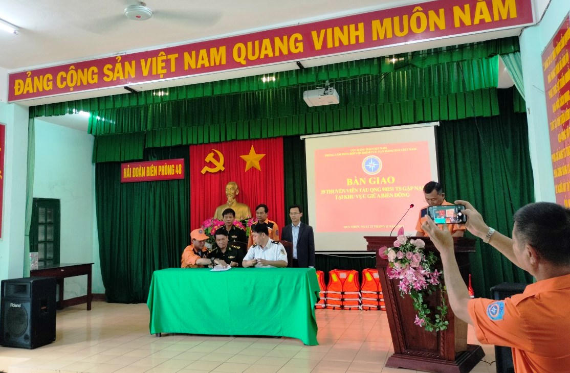 Quảng Ngãi đón ngư 39 ngư dân tàu cá bị hỏng máy trên biển 'hồi hương'