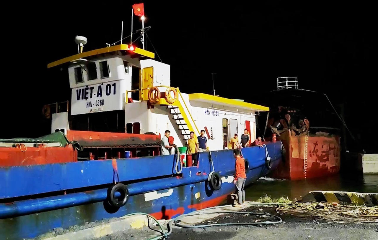 Cứu 11 người trên tàu chở hàng gặp sự cố giữa biển