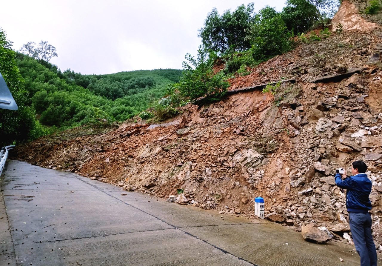 Sạt lở nghiêm trọng trên đèo Eo Chim, giao thông bị chia cắt
