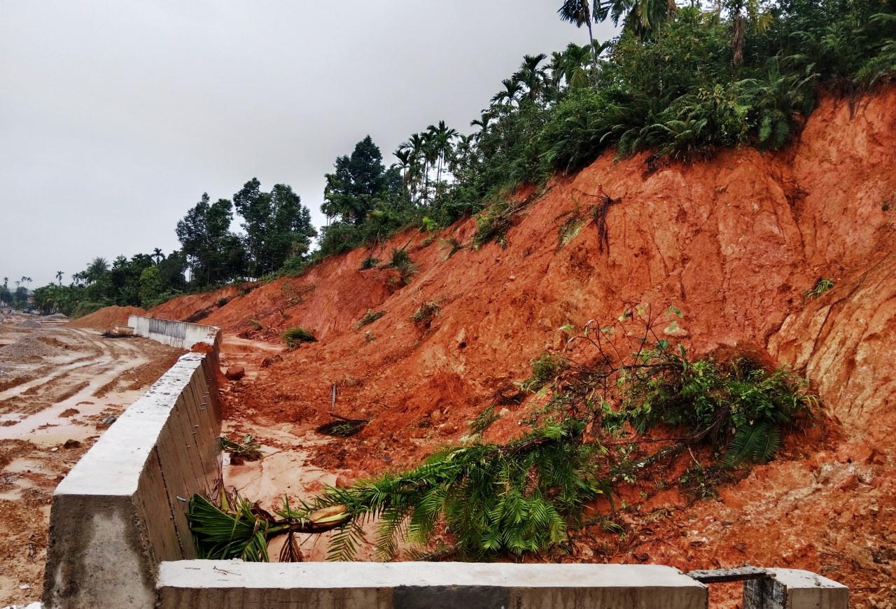 Xuất hiện vết nứt gần 50m trên đồi đặt trạm khí tượng Quảng Nam