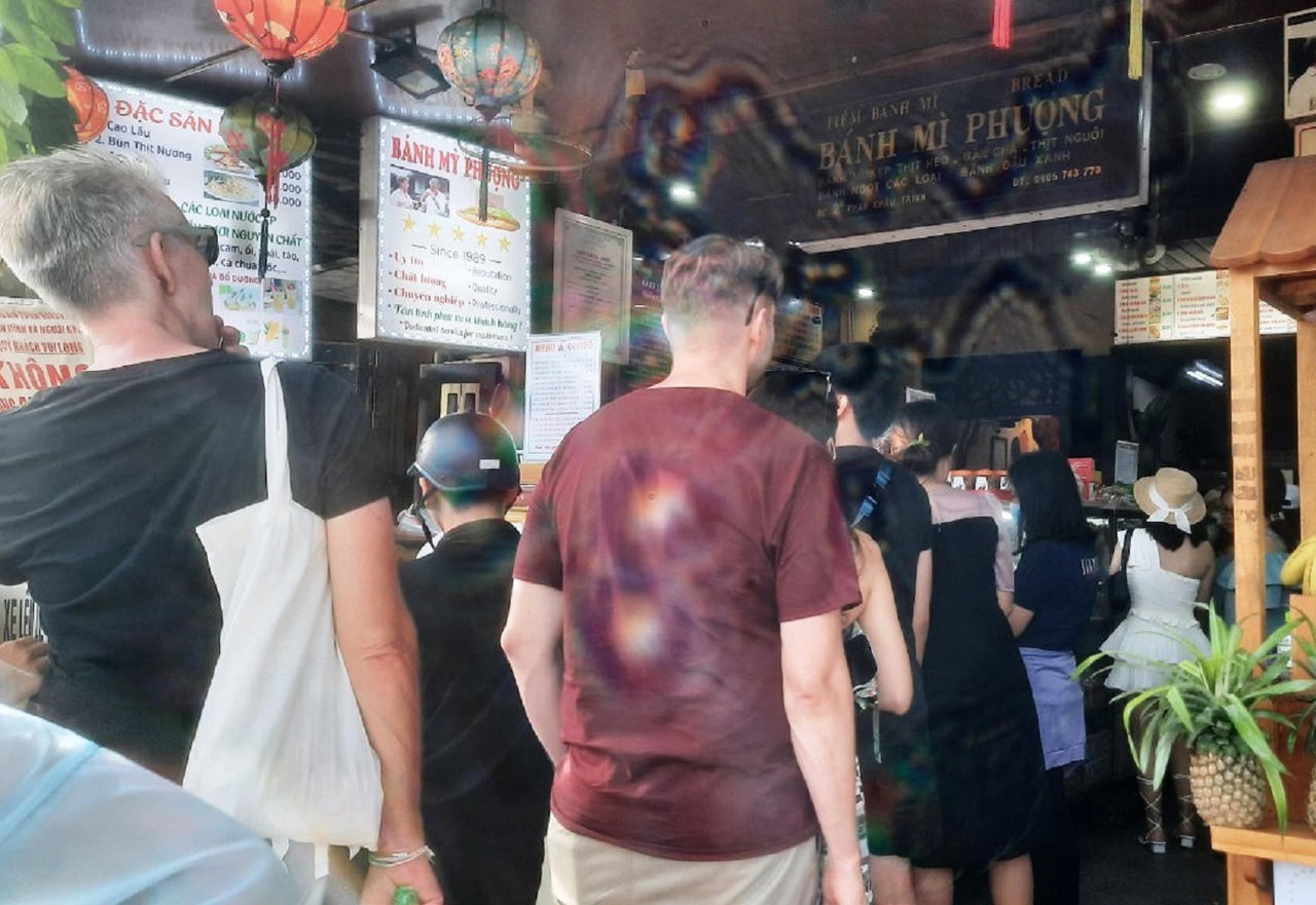 Vụ ngộ độc bánh mỳ Phượng Hội An: Nhóm khách nước ngoài khởi kiện