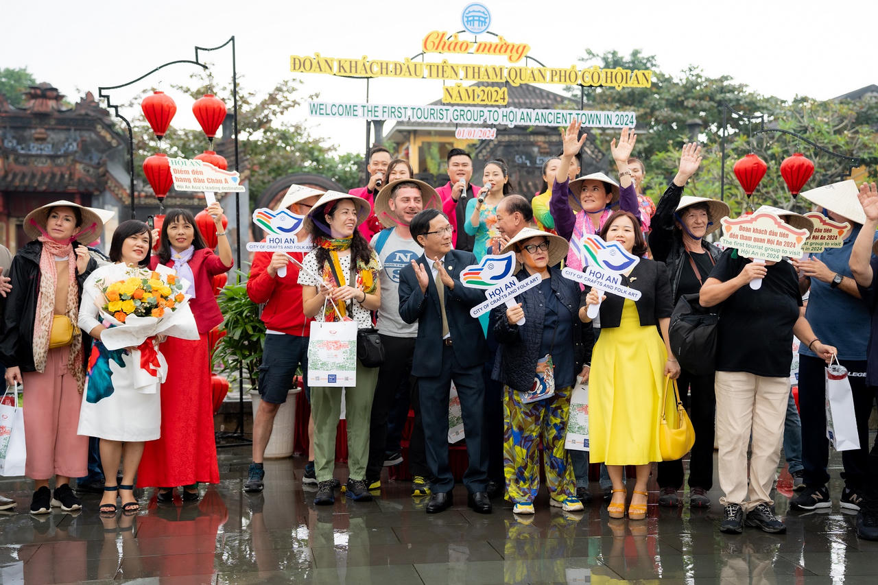 Hội An đón đoàn khách Ý “xông đất” đầu năm mới 2024