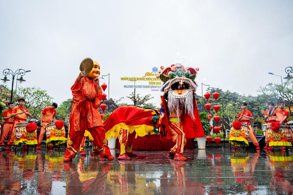 Hội An đón đoàn khách Ý “xông đất” đầu năm mới 2024