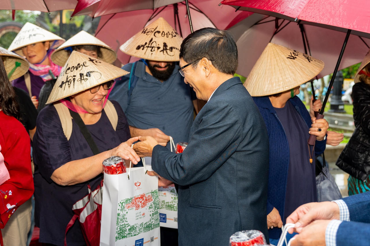 Hội An đón đoàn khách Ý “xông đất” đầu năm mới 2024