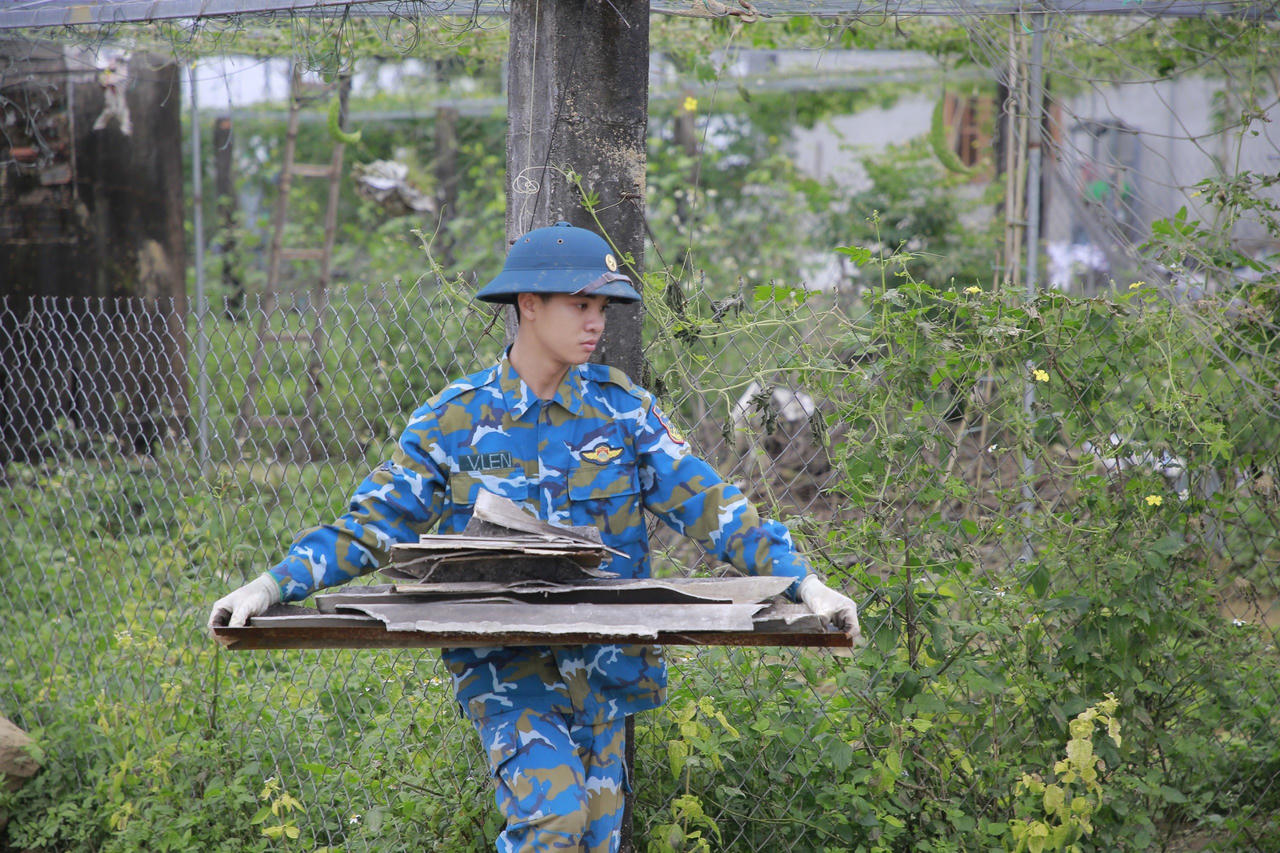 Quân đội sửa nhà cho người dân sau vụ rơi máy bay tại Quảng Nam