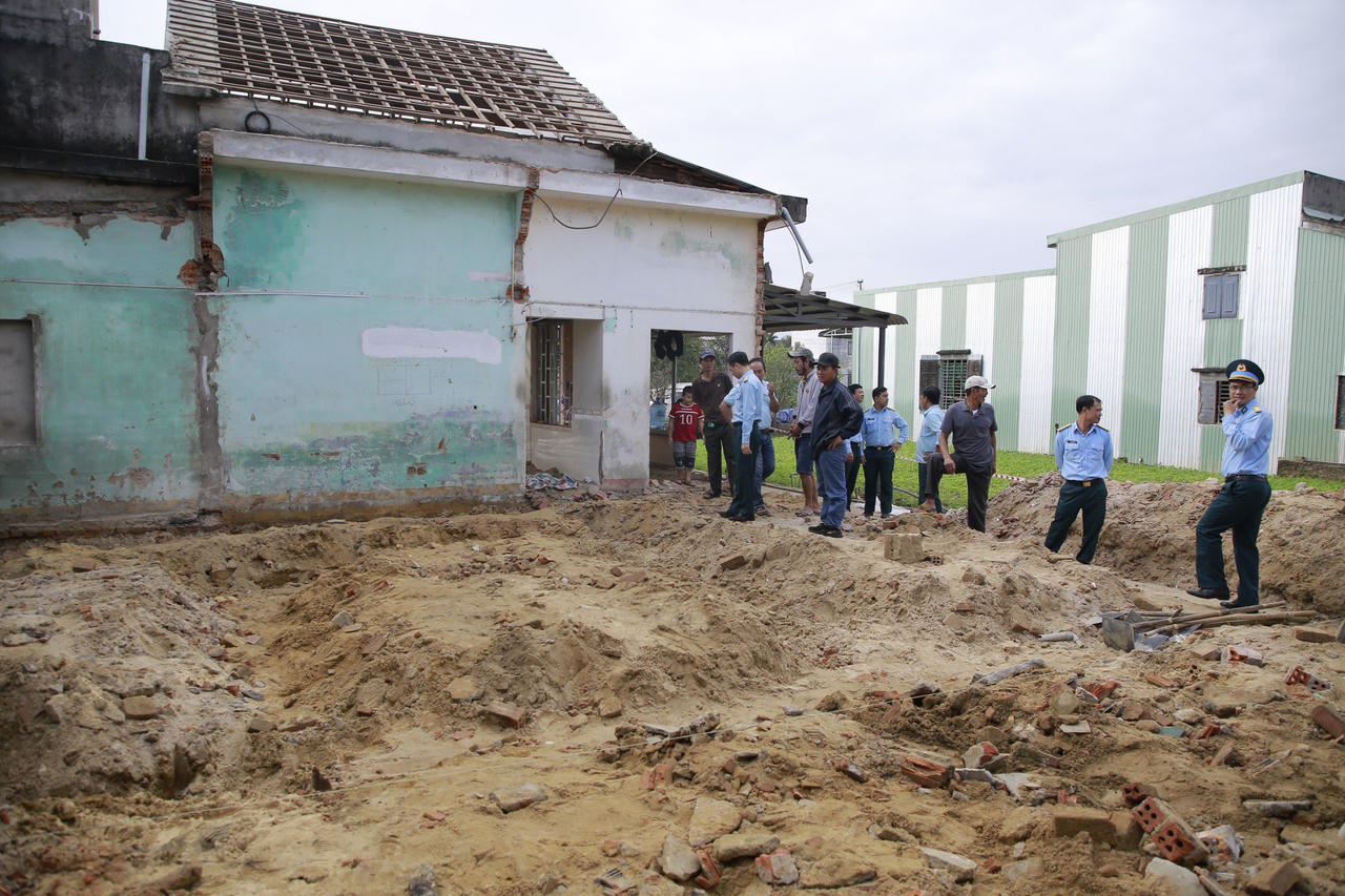 Quân đội sửa nhà cho người dân sau vụ rơi máy bay tại Quảng Nam