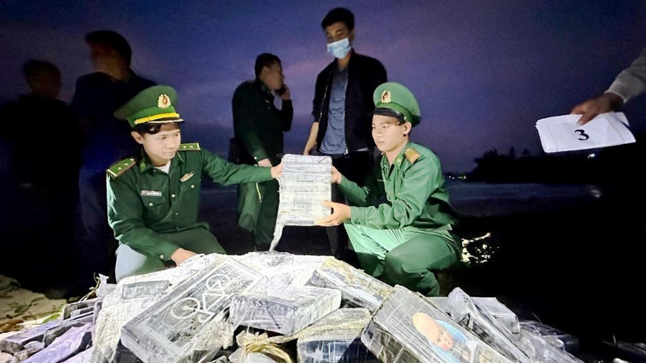 Phát hiện 288kg nghi ma túy trôi dạt vào bờ biển Quảng Ngãi