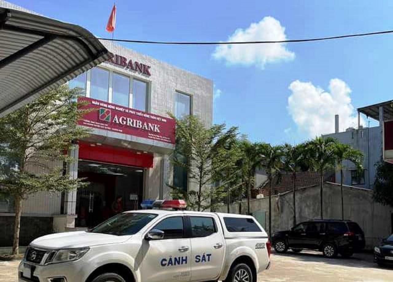 Truy bắt hai đối tượng xông vào cướp chi nhánh ngân hàng ở Quảng Nam