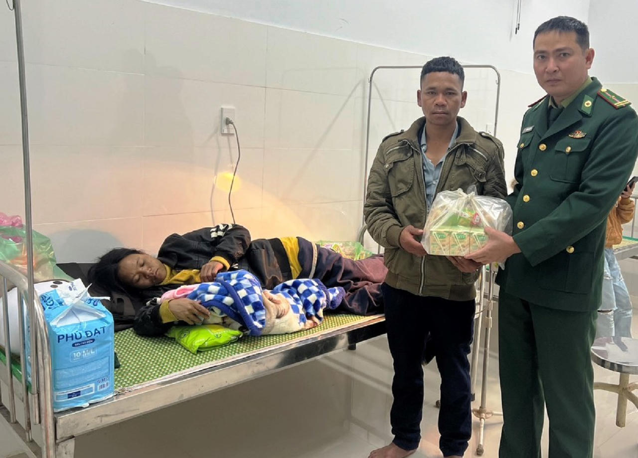 Quân y Biên phòng Quảng Nam đỡ đẻ cho sản phụ bên đường 