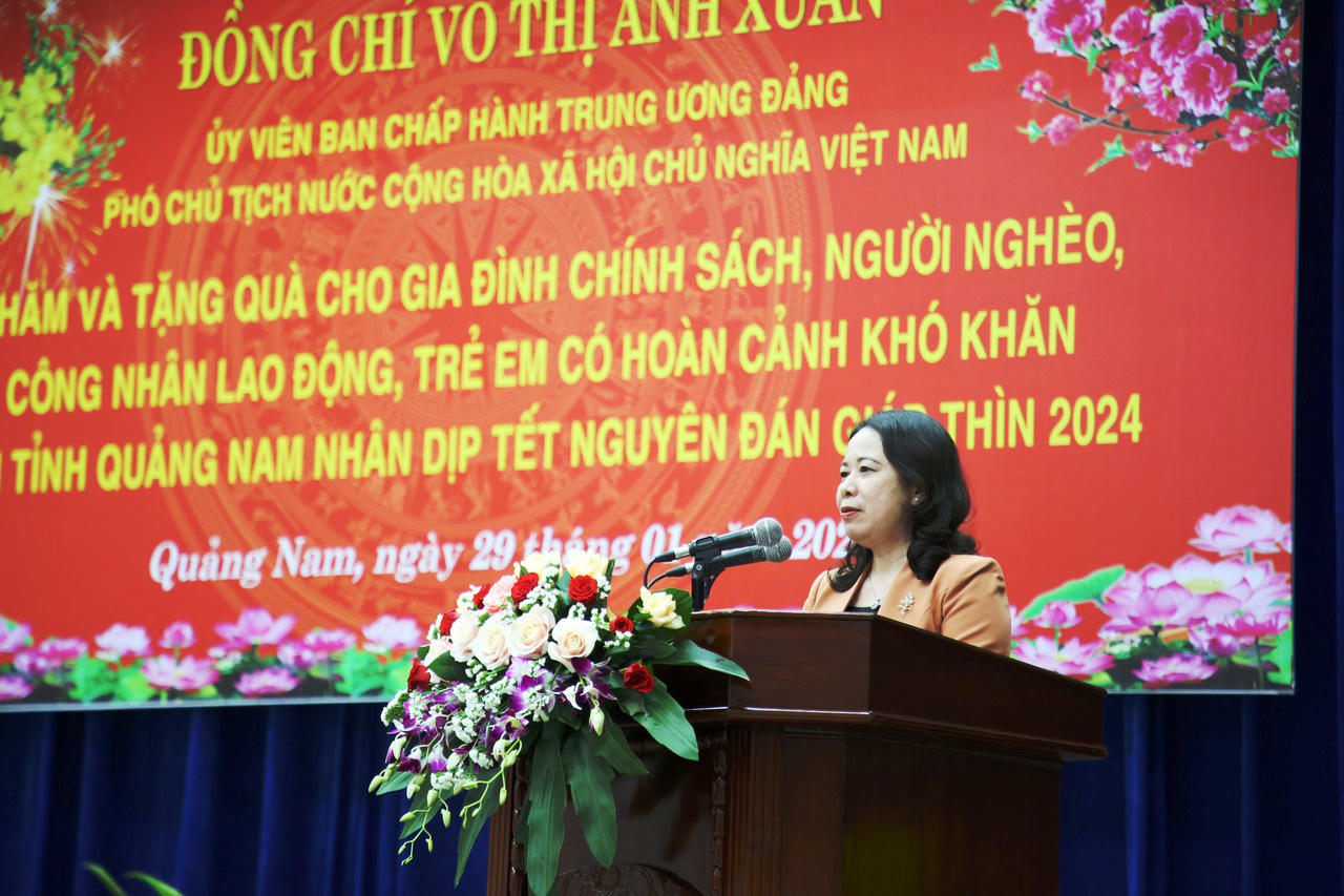 Phó Chủ tịch nước Võ Thị Ánh Xuân thăm, tặng quà gia đình chính sách, người nghèo ở Quảng Nam