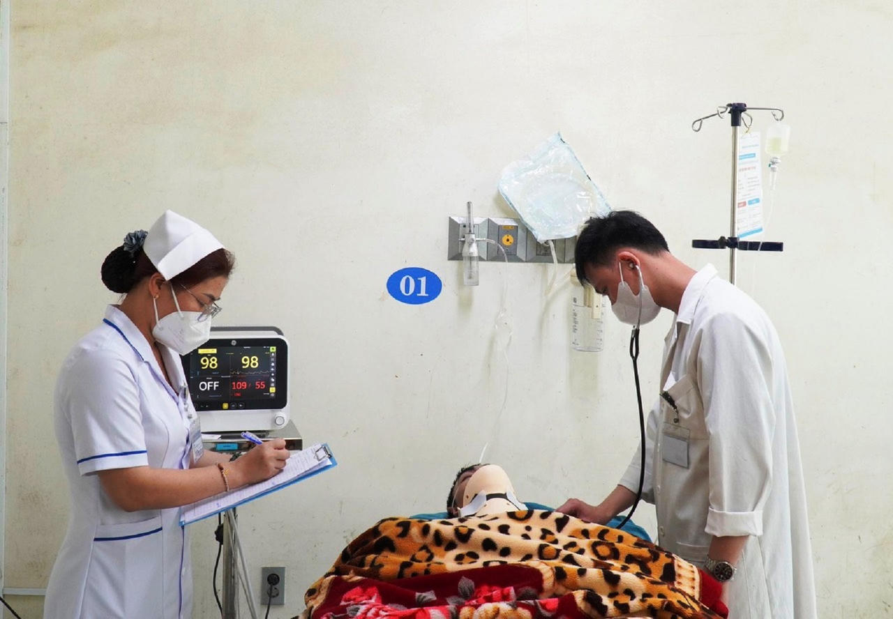 Tàu cá bị sà lan đâm chìm, 6 ngư dân được cứu sống