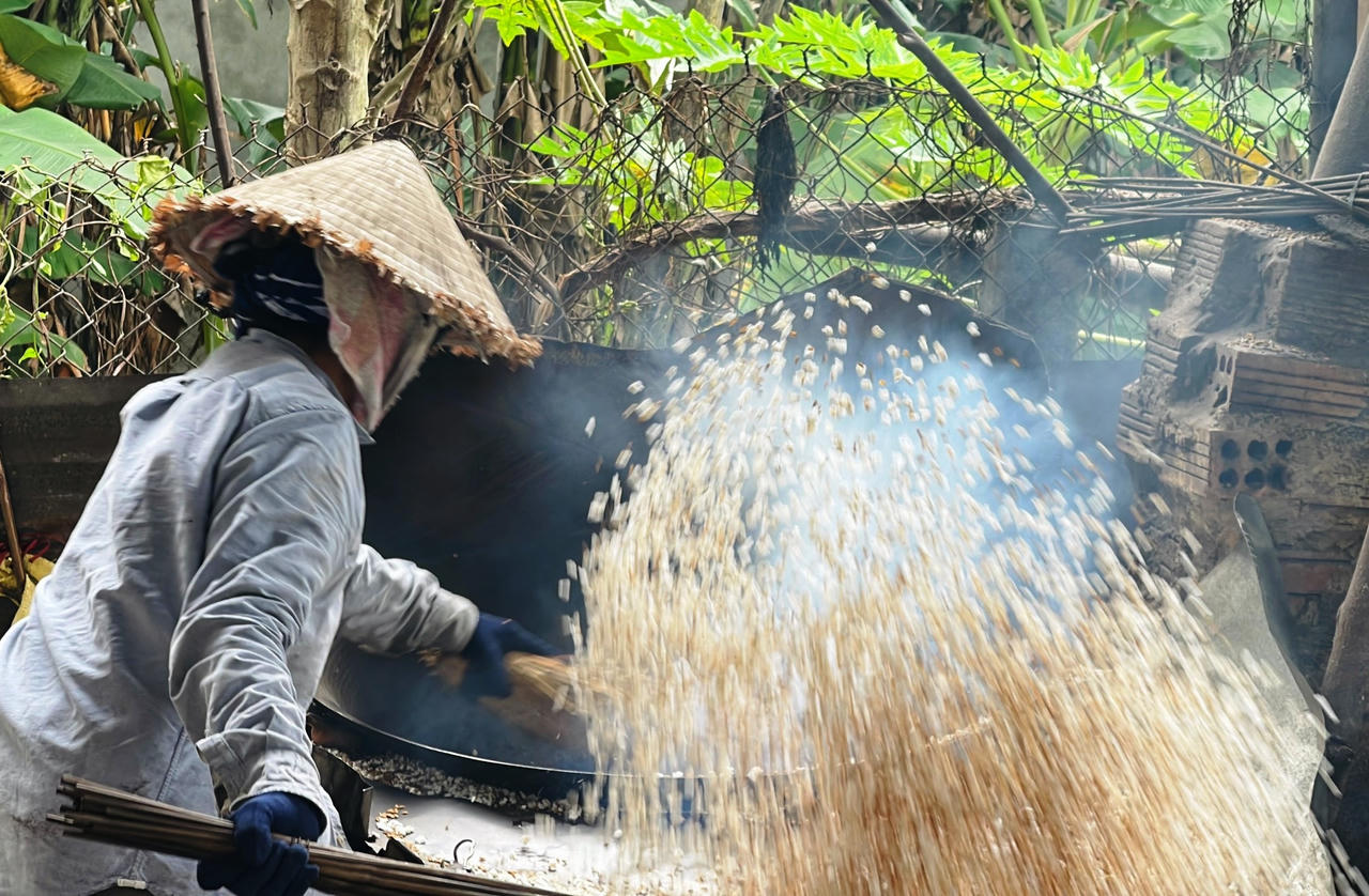 Độc đáo nghề làm bánh nổ, bánh thuẫn ngày Tết của người dân Quảng Ngãi