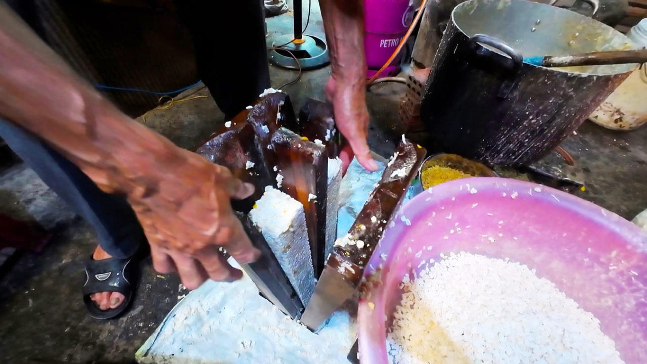 Độc đáo nghề làm bánh nổ, bánh thuẫn ngày Tết của người dân Quảng Ngãi