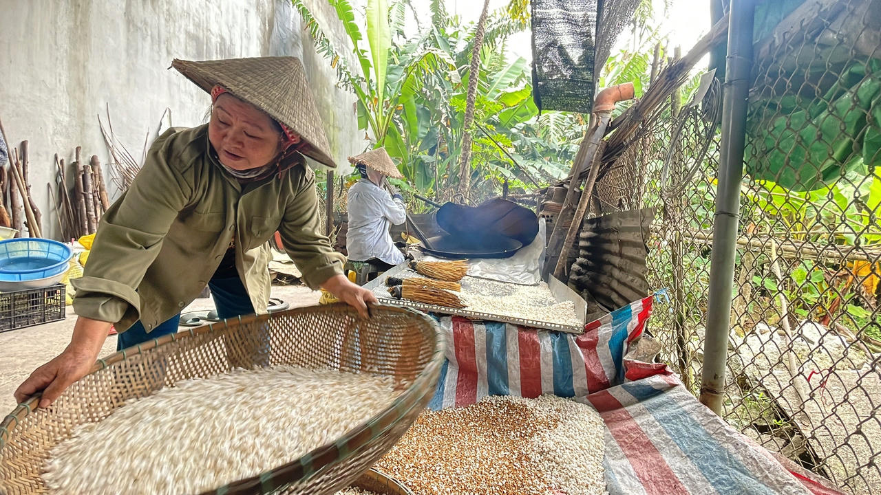 Độc đáo nghề làm bánh nổ, bánh thuẫn ngày Tết của người dân Quảng Ngãi