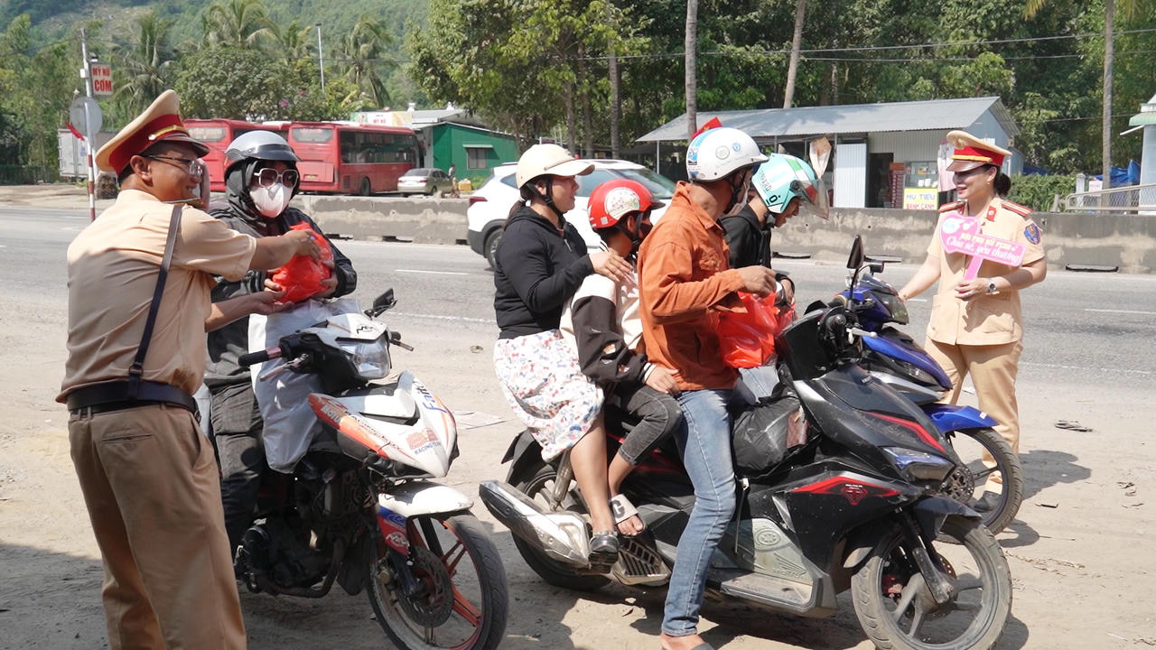 CSGT Quảng Nam, Quảng Ngãi đón xe máy, “tiếp sức” người dân về quê ăn Tết
