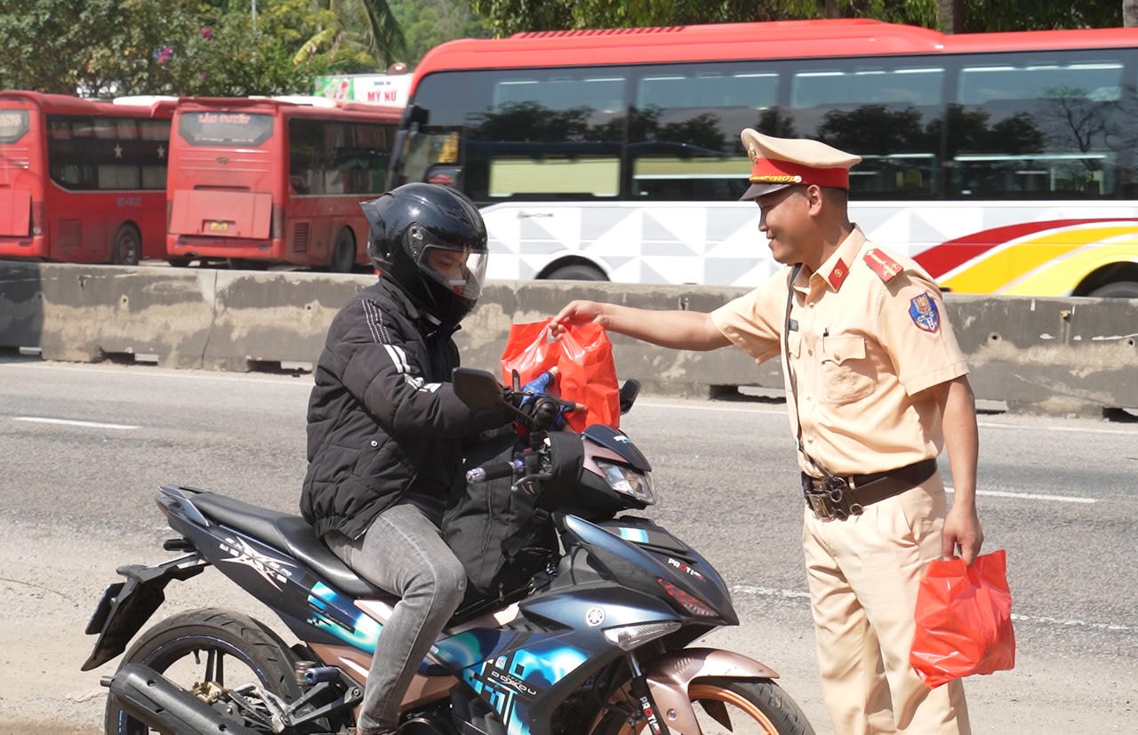 CSGT Quảng Nam, Quảng Ngãi đón xe máy, “tiếp sức” người dân về quê ăn Tết