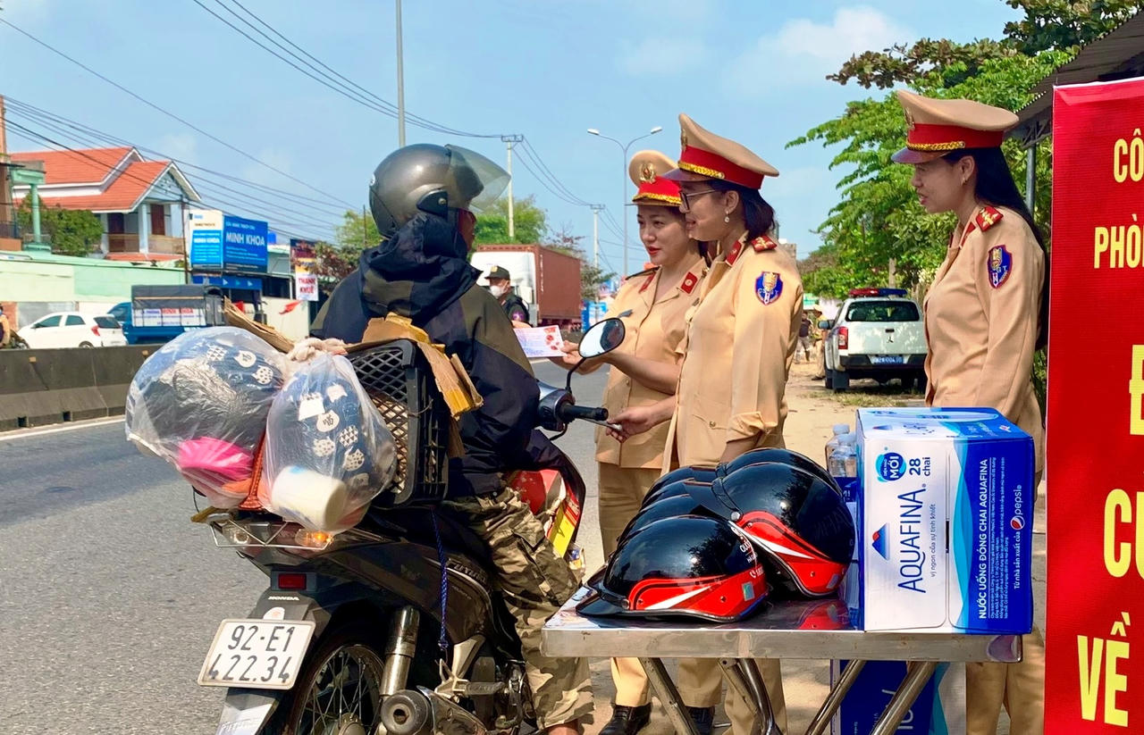 CSGT Quảng Nam, Quảng Ngãi đón xe máy, “tiếp sức” người dân về quê ăn Tết