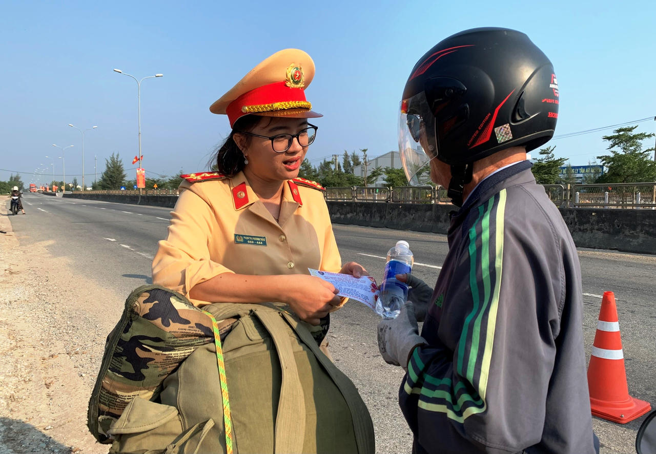 CSGT Quảng Nam, Quảng Ngãi đón xe máy, “tiếp sức” người dân về quê ăn Tết