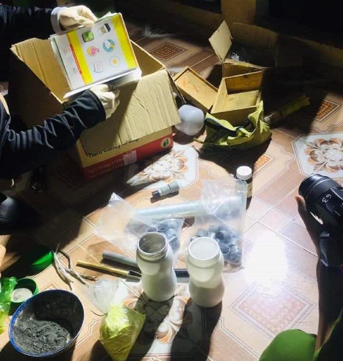 Thảm kịch vì pháo tự chế trong đêm giao thừa: Chồng tử vong còn vợ, con bị thương nặng