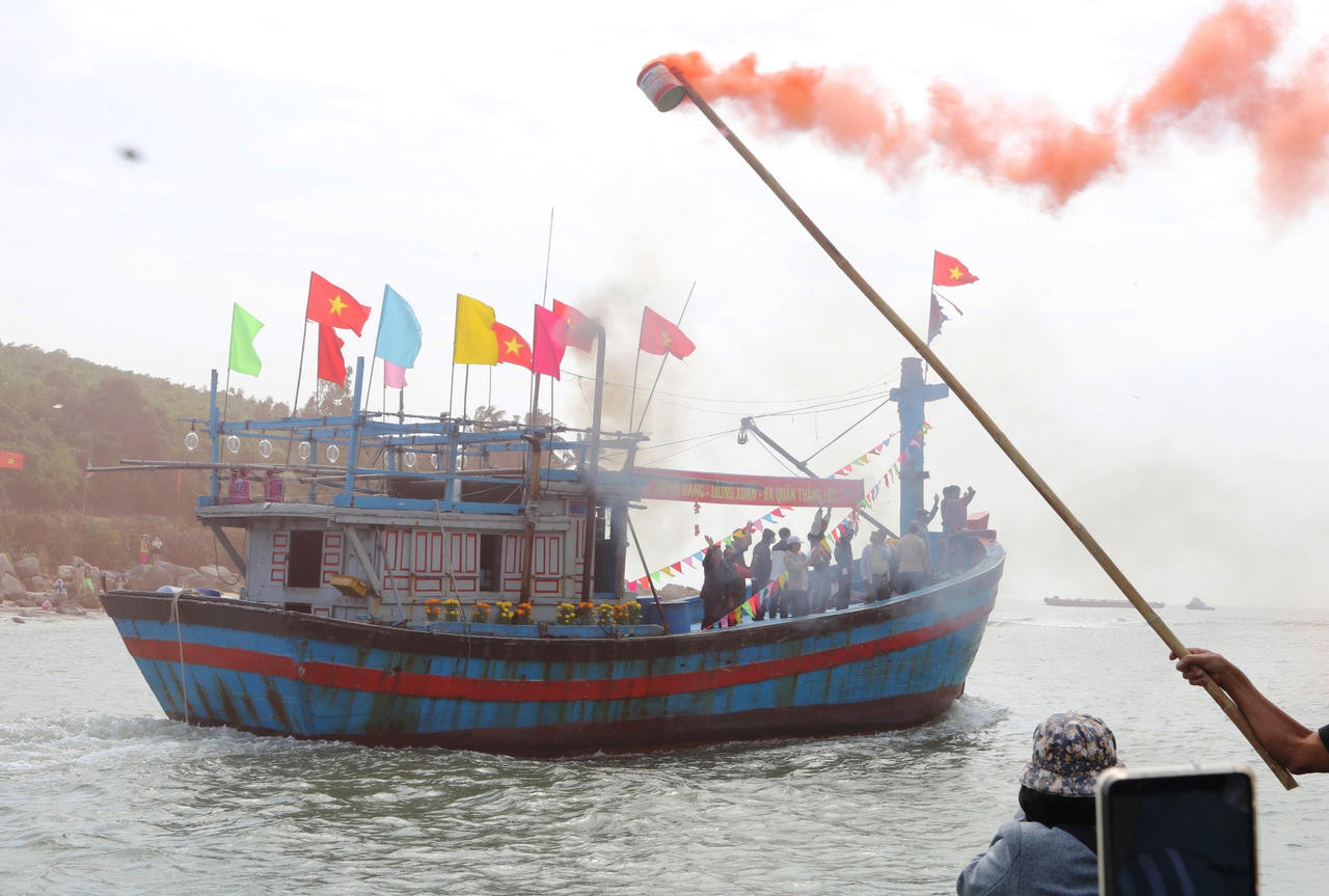 Làng biển Quảng Ngãi rộn ràng ra quân nghề cá đầu năm