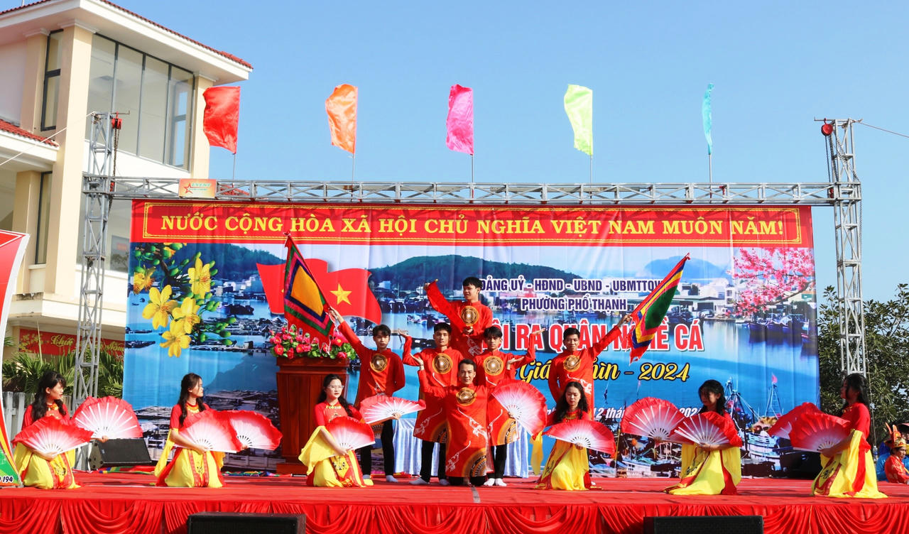 Làng biển Quảng Ngãi rộn ràng ra quân nghề cá đầu năm