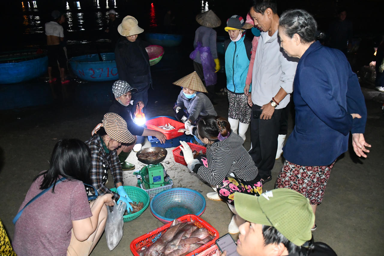 Cảnh phụ nữ làng chài tất bật mưu sinh ở Đà Nẵng