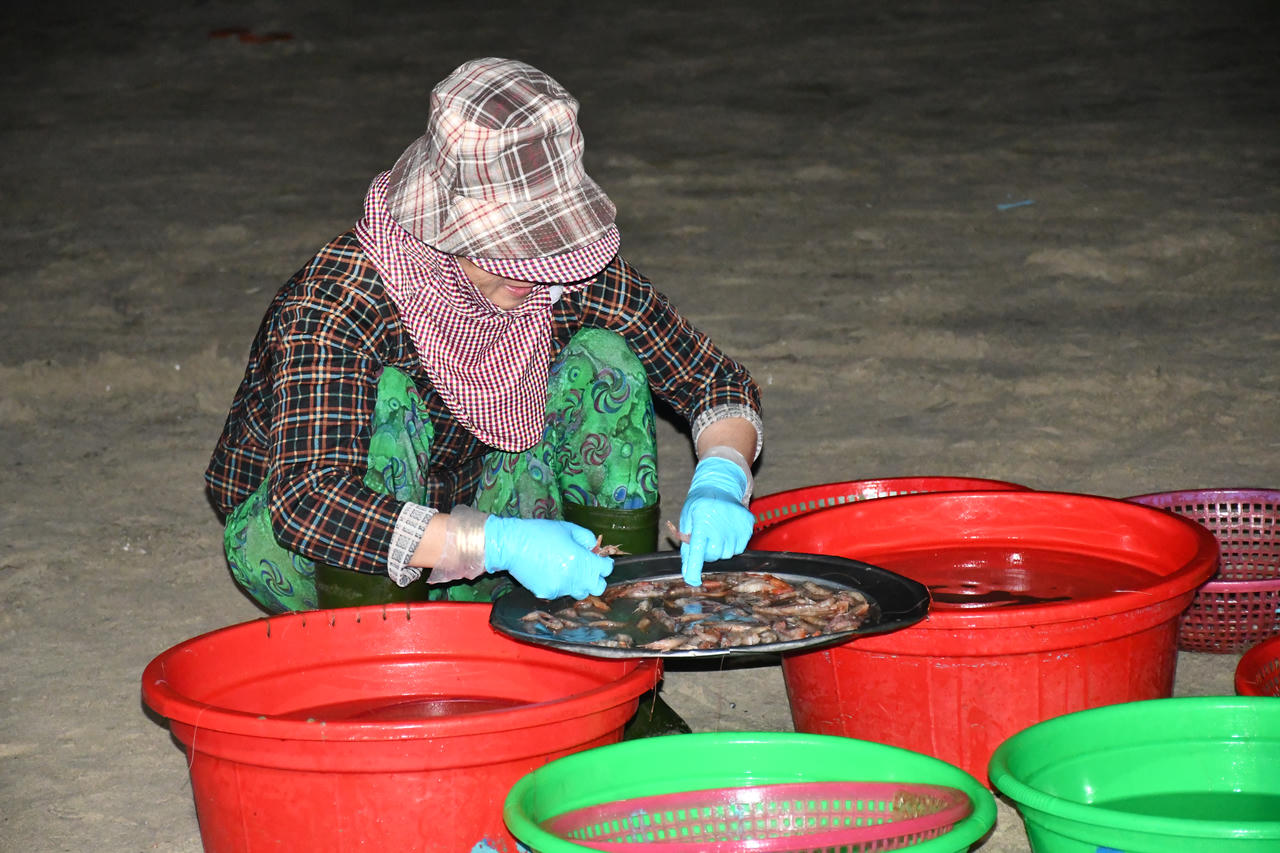 Cảnh phụ nữ làng chài tất bật mưu sinh ở Đà Nẵng