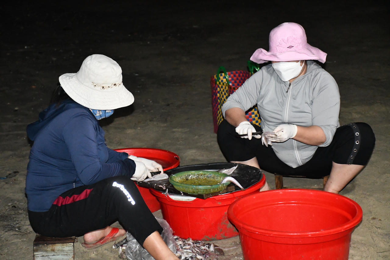 Cảnh phụ nữ làng chài tất bật mưu sinh ở Đà Nẵng