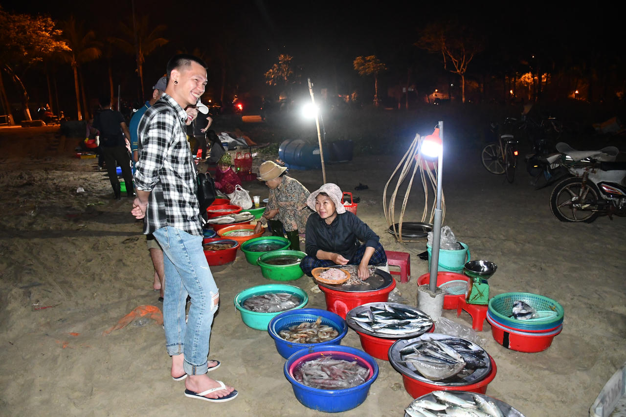 Cảnh phụ nữ làng chài tất bật mưu sinh ở Đà Nẵng