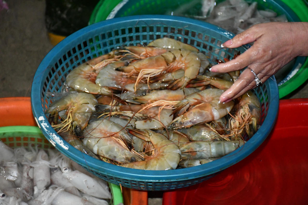 Cảnh phụ nữ làng chài tất bật mưu sinh ở Đà Nẵng