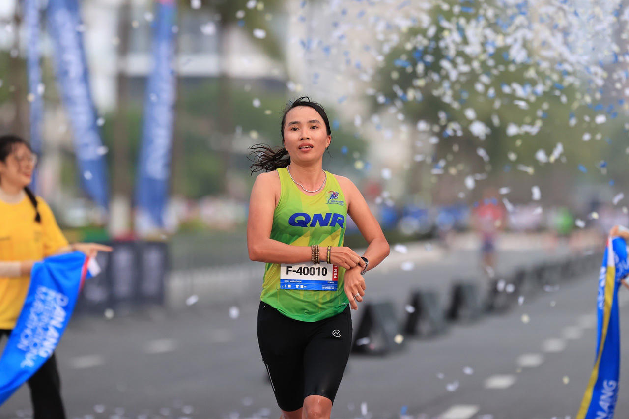 'Nữ hoàng chân đất' Phạm Thị Bình giành giải nhất cuộc thi Marathon Quốc Tế Đà Nẵng