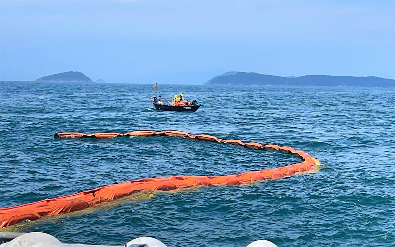 Tàu chở hơn 2.900 tấn xi măng bị gãy đôi trên biển