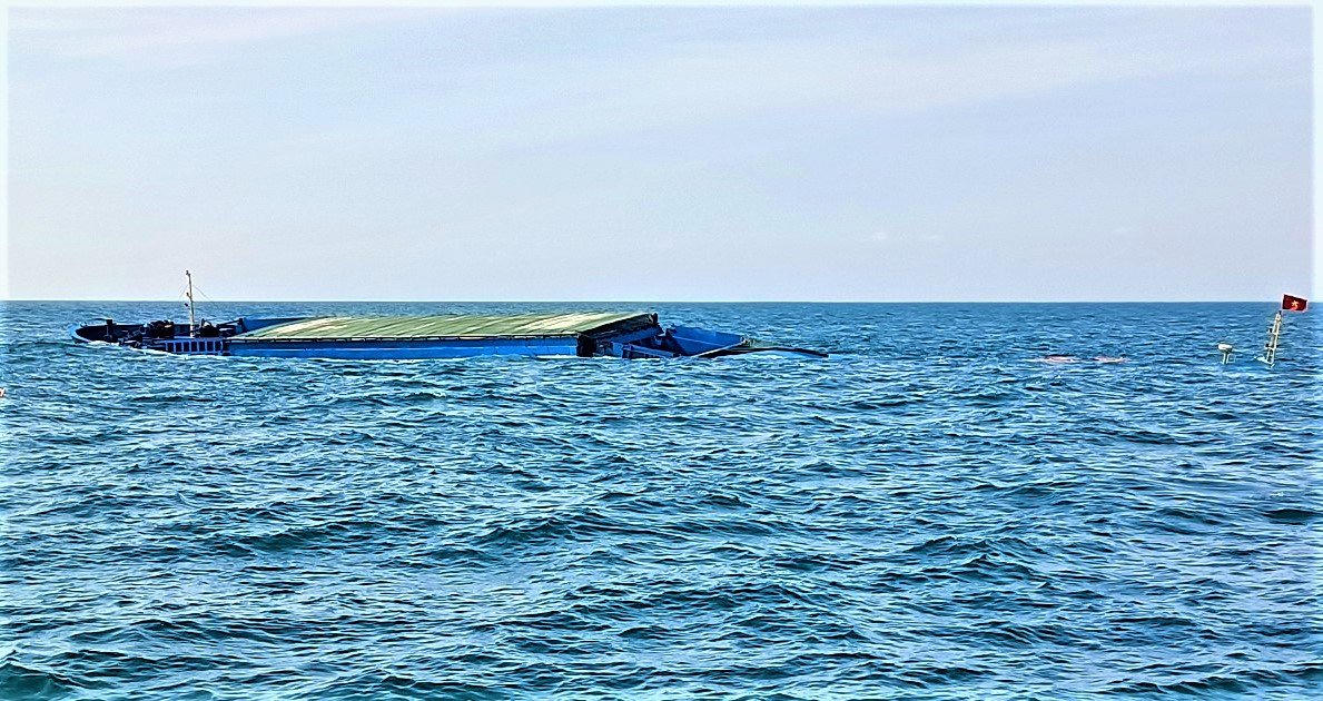 Tàu chở hơn 2.900 tấn xi măng bị gãy đôi trên biển