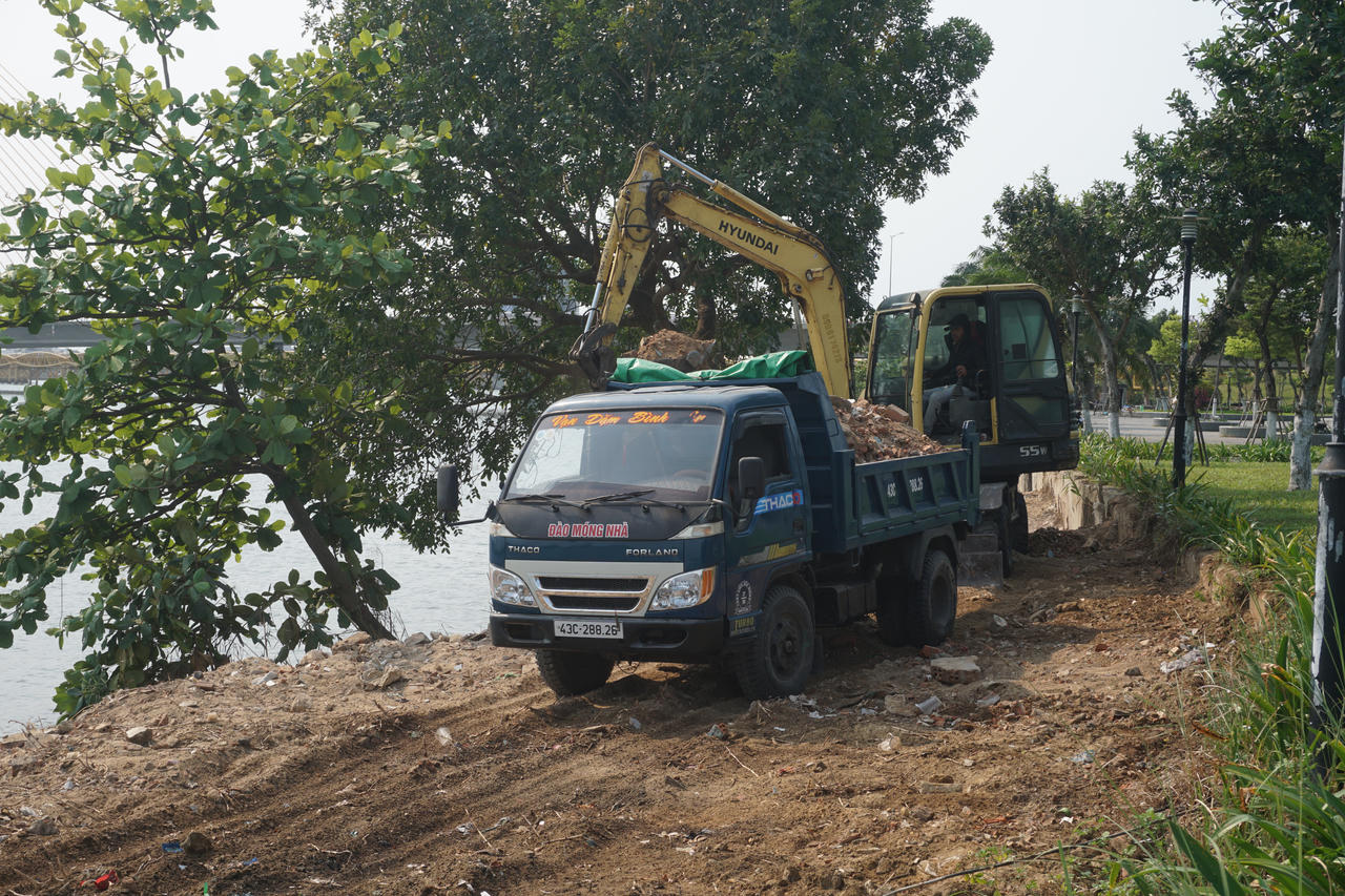 Xuất hiện bãi đất đá, xà bần nằm sát sông Hàn 