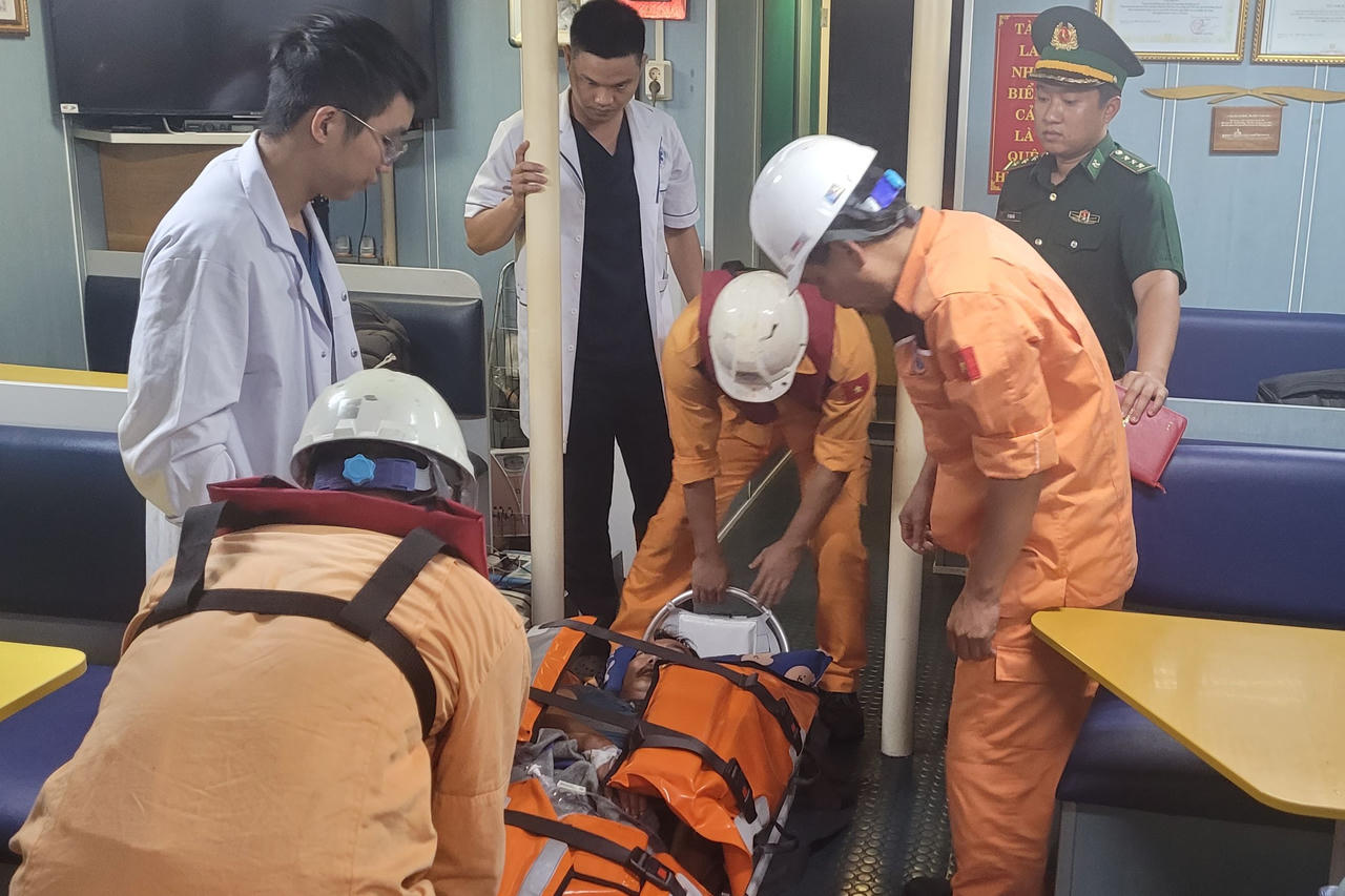 Cứu kịp thời ngư dân bị đột quỵ trên vùng biển Hoàng Sa