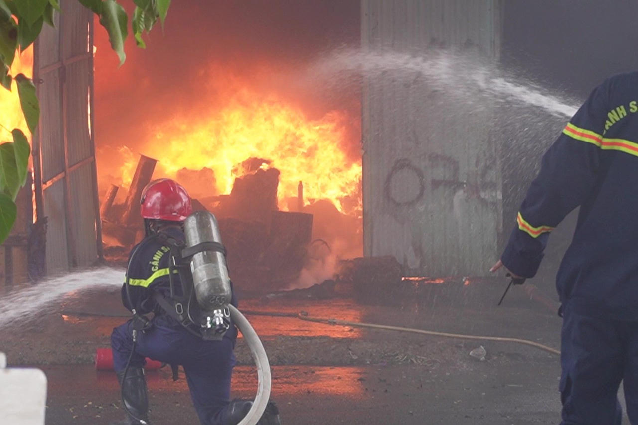 Cháy lớn tại nhà kho gần âu thuyền Thọ Quang, khói đen bốc cao hàng chục mét