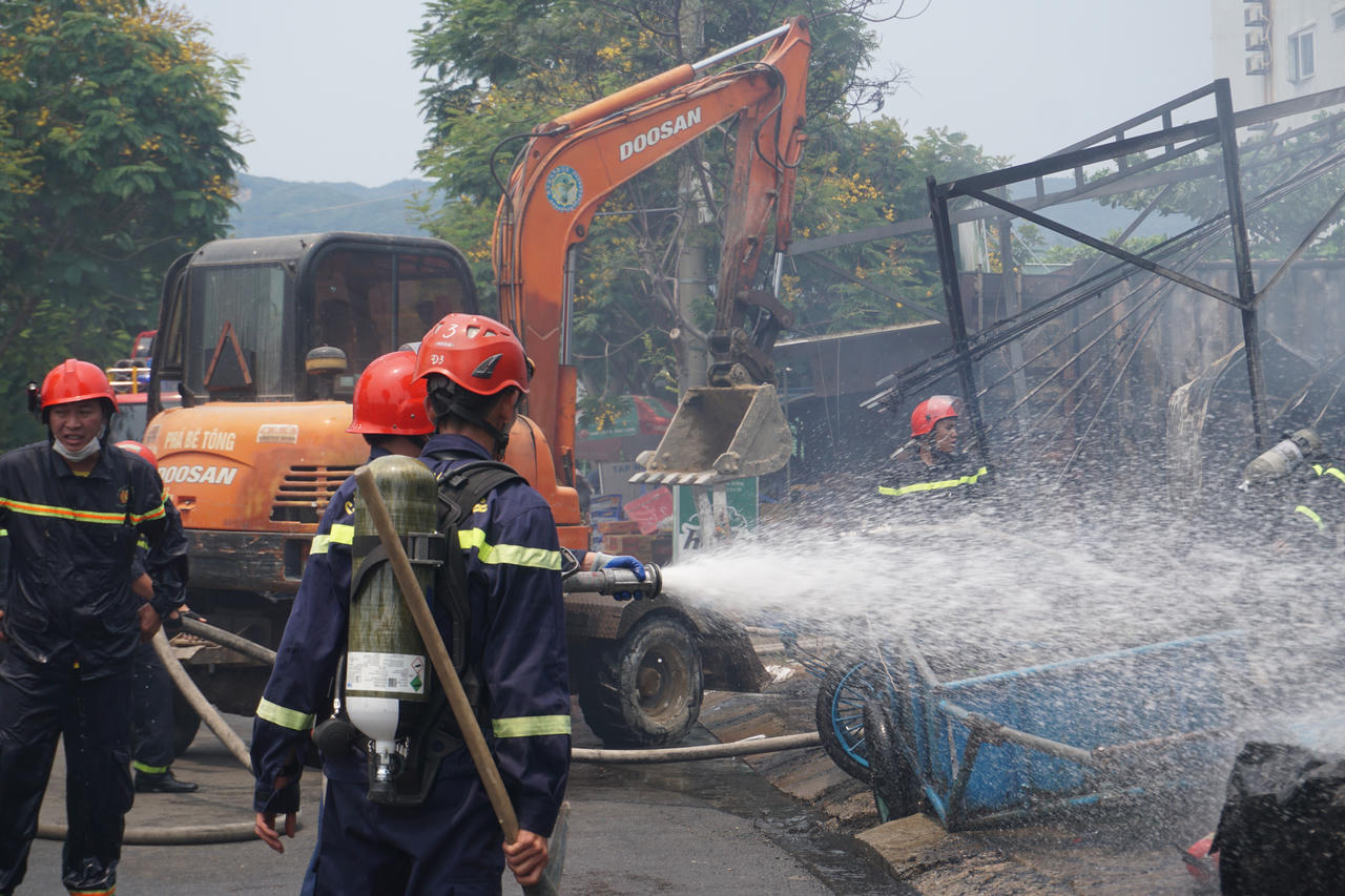 Cháy lớn tại nhà kho gần âu thuyền Thọ Quang, khói đen bốc cao hàng chục mét